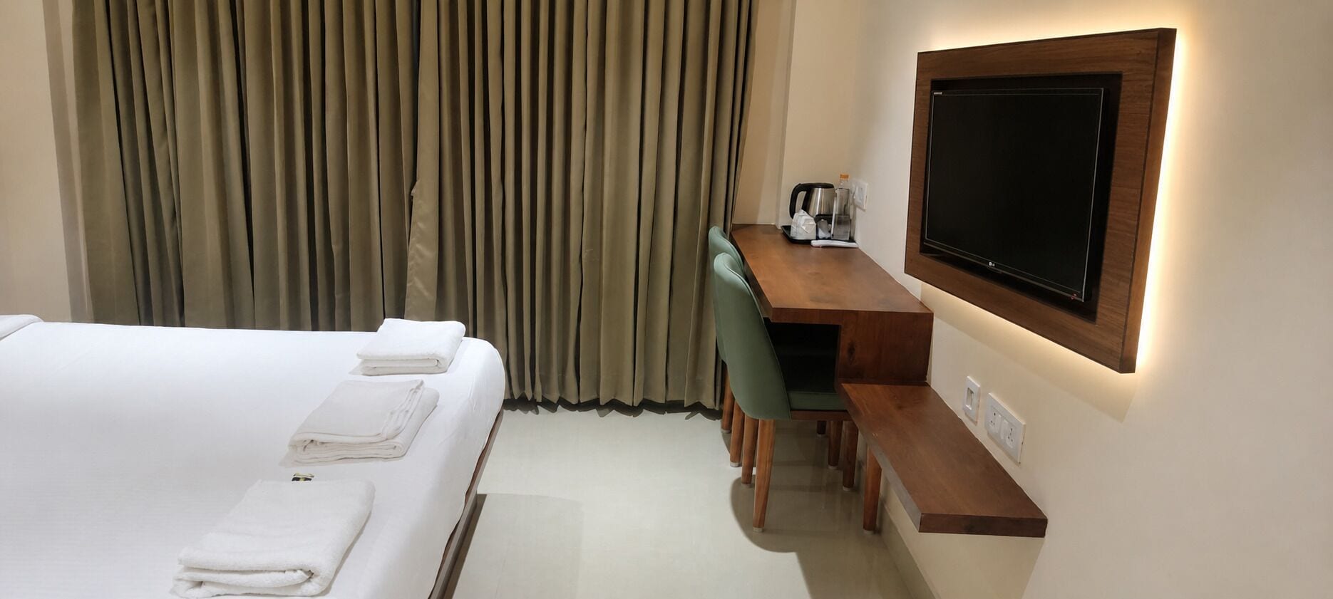 Superior Room | Desk, laptop workspace, soundproofing, WiFi (free)