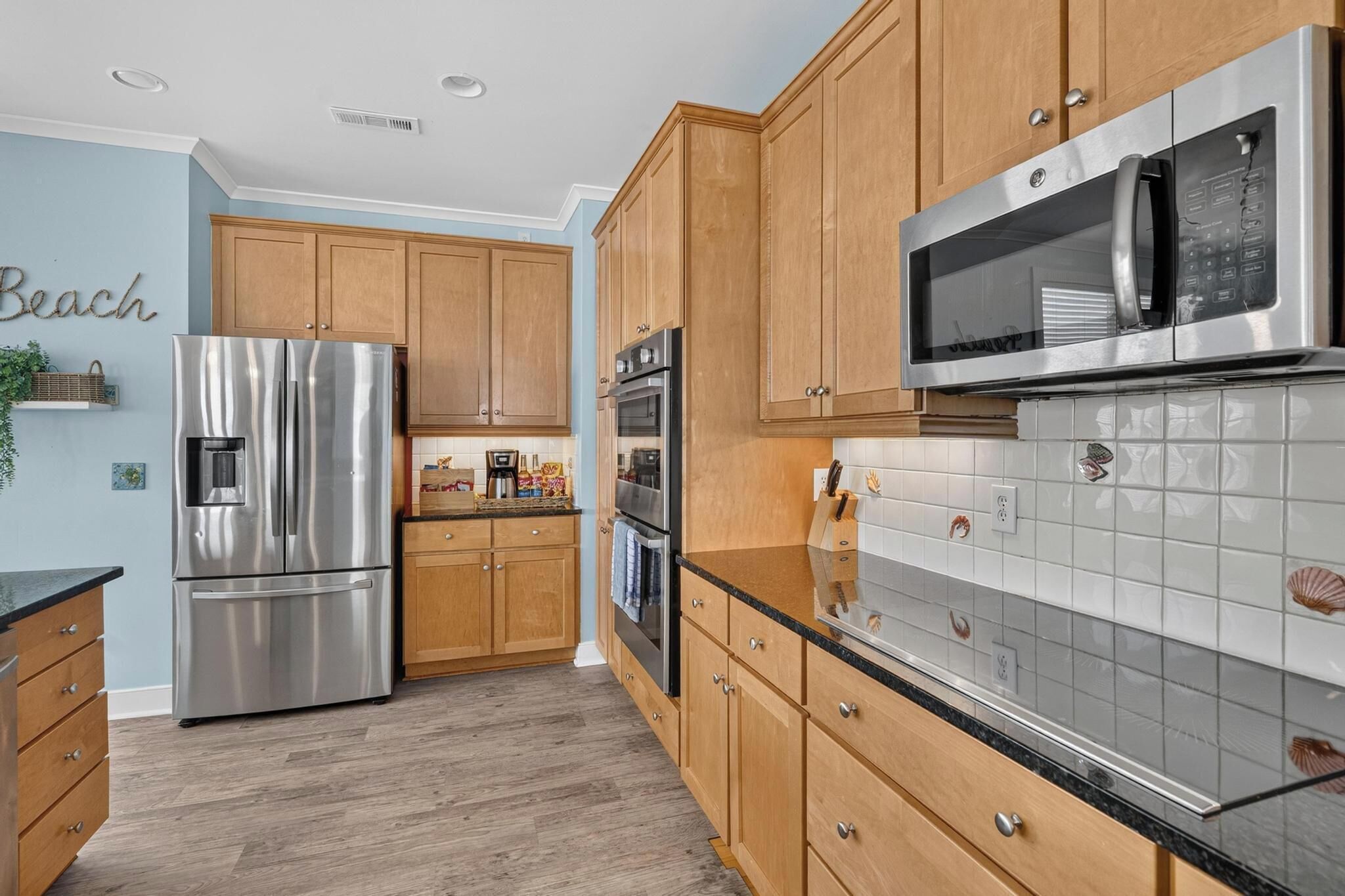 Coffee/tea maker, fridge