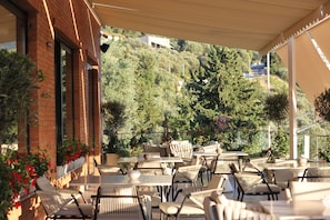 Outdoor dining - KAÑ Inn & Restaurant (Qender Vlore)