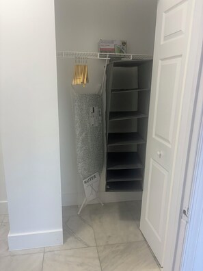 Ein Schrank mit Kleiderstange, Regalen und einem RUTER Schild.