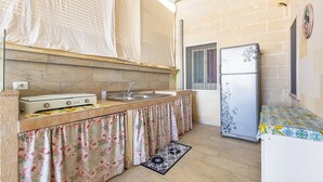 A compact kitchen with a sink, a stove, and a refrigerator. - Villetta Lea by BarbarHouse (San Pietro in Bevagna)