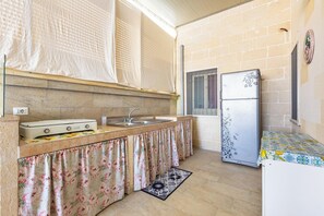 A compact kitchen with a sink, a stove, and a refrigerator. - Villetta Lea by BarbarHouse (San Pietro in Bevagna)