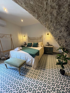 Room - (Setenil de las Bodegas)