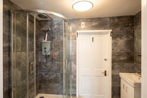 Bathroom - Studio with Sea View · Sleeps 2 · Walk to Cushendall Beach & Glens (Cushendall)