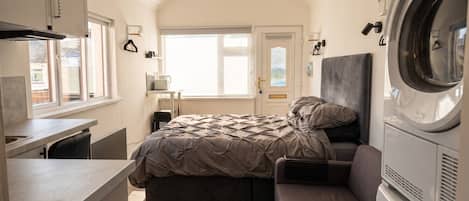 1 habitación, tabla de planchar con plancha, wifi y ropa de cama