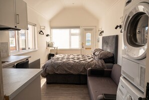 Room - Studio with Sea View · Sleeps 2 · Walk to Cushendall Beach & Glens (Cushendall)