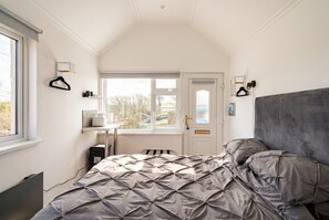 Room - Studio with Sea View · Sleeps 2 · Walk to Cushendall Beach & Glens (Cushendall)