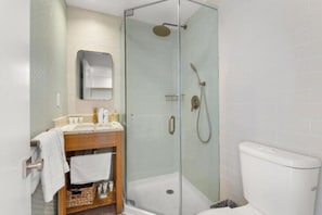 Shower, hair dryer, towels, soap - The Clifton (Miami Beach)