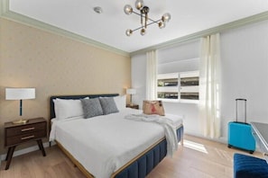 Desk, laptop workspace, free WiFi - The Clifton (Miami Beach)
