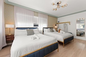 Desk, laptop workspace, free WiFi - The Clifton (Miami Beach)