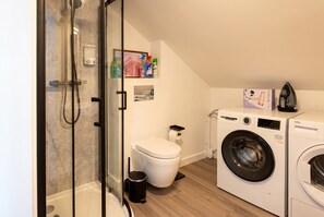 Bathroom - Sea-View 1-Bed Flat · Sleeps 2 · Walk to Cushendall Beach (Cushendall)