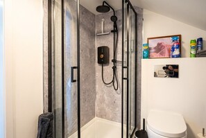 Bathroom - Sea-View 1-Bed Flat · Sleeps 2 · Walk to Cushendall Beach (Cushendall)