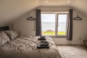 Room - Sea-View 1-Bed Flat · Sleeps 2 · Walk to Cushendall Beach (Cushendall)