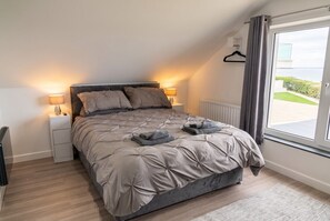 Room - Sea-View 1-Bed Flat · Sleeps 2 · Walk to Cushendall Beach (Cushendall)