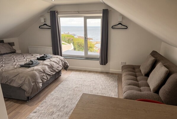 Room - Sea-View 1-Bed Flat · Sleeps 2 · Walk to Cushendall Beach (Cushendall)