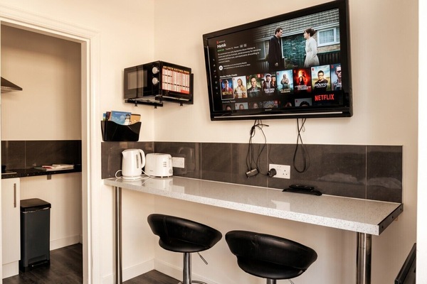 Breakfast bar with microwave, kettle and Netflix for cosy evenings
