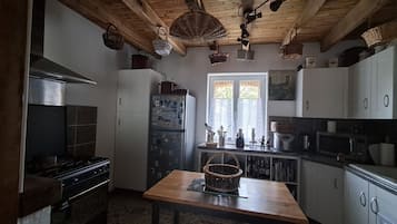 Kahvin-/teenkeitin, jääkaappi, mikroaaltouuni, liesi