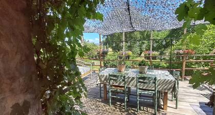 Chambre Bleue, Table d'Hôte avec terrasse, jardin partagé et Wi-Fi