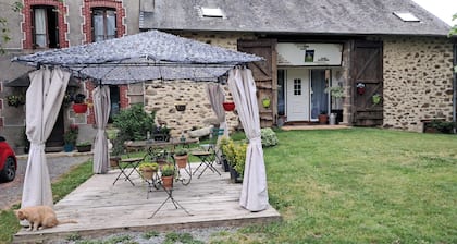 Chambres Rouge et Jaune, Table d'Hôte avec terrasse, jardin partagé et Wi-Fi