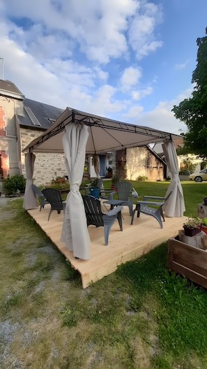 Outdoor dining - Red and Yellow Rooms, Table d'Hôte with Terrace, Shared Garden and Wi-Fi (Fursac)