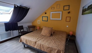 2 bedrooms, WiFi, bed sheets - Red and Yellow Rooms, Table d'Hôte with Terrace, Shared Garden and Wi-Fi (Fursac)