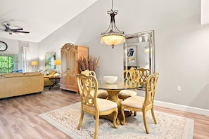 Interior - Cozy 2 Bedroom Naples Condo with Full Kitchen, shared Pool (Naples)