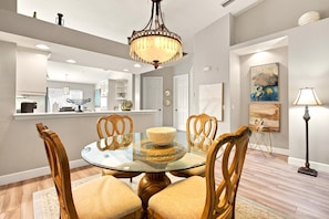 Dining - Cozy 2 Bedroom Naples Condo with Full Kitchen, shared Pool (Naples)