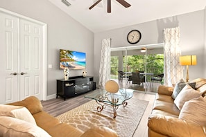 TV - Cozy 2 Bedroom Naples Condo with Full Kitchen, shared Pool (Naples)