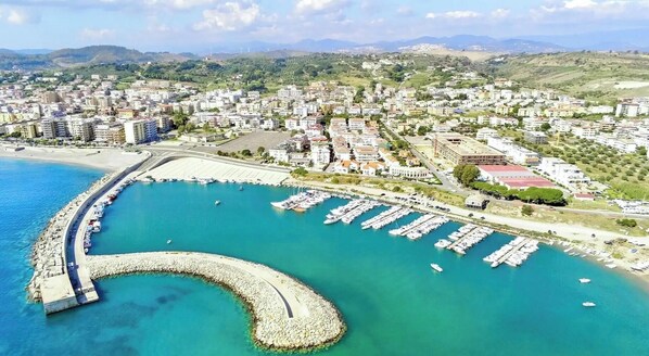 Marina - Room 'Il Pero Selvatico, Tripla B' with Shared Garden, Wi-Fi and Air Conditioning (Roccelletta)