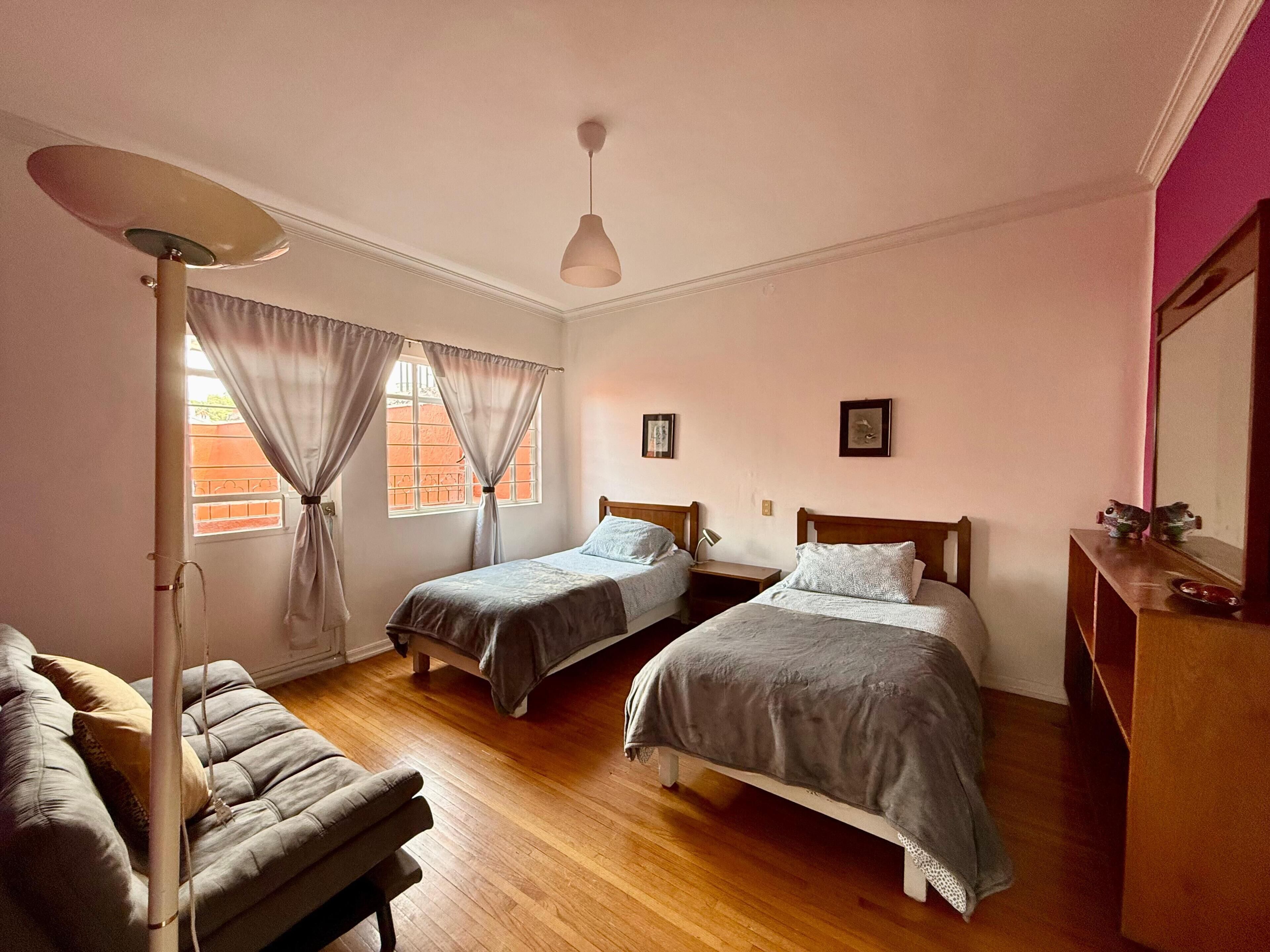 5 chambres, fer et planche à repasser, Wi-Fi, draps fournis