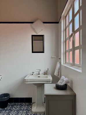 Bathroom - Central House with 5 Bedrooms & Double Garage (Heroica Puebla de Zaragoza)