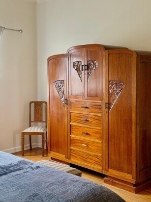 A bedroom with a wooden wardrobe, a chair, and a bed. - Central House with 5 Bedrooms & Double Garage (Heroica Puebla de Zaragoza)