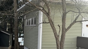 A house with a small porch and a tree in front. - Cozy 1BR hotel room, Hamilton - #349 Iroquois (Hamilton)