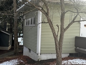 A house with a small porch and a tree in front. - Cozy 1BR hotel room, Hamilton - #349 Iroquois (Hamilton)