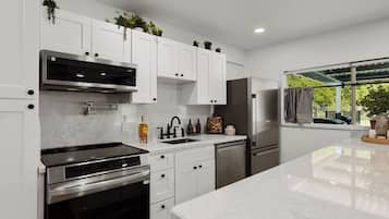 Coffee/tea maker, fridge, microwave, oven