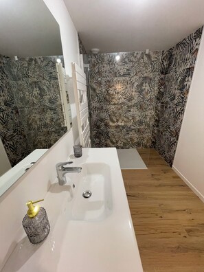 Bathroom - Vrbo Property (Chanos-Curson)