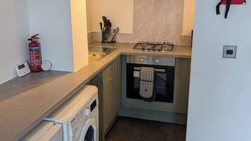 Lemari es, microwave, oven, dan kompor