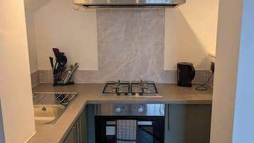 Lemari es, microwave, oven, dan kompor