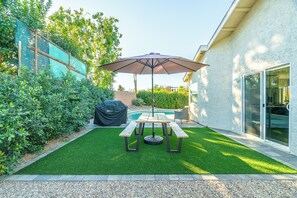 Outdoor dining - Stylish 2-Bedroom Indio Retreat with Pool, A/C, and Modern Comforts (Indio)