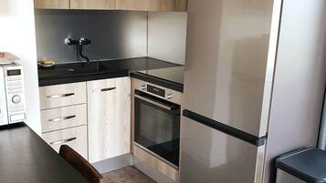 Coffee/tea maker, fridge, microwave, oven