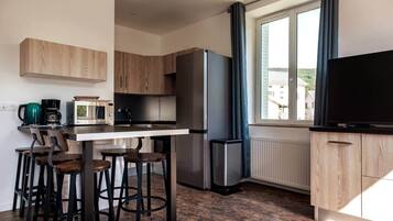 Wasserkocher mit Kaffee-/Teezubehör, Kühlschrank, Mikrowelle, Ofen