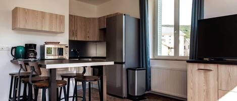 Coffee/tea maker, fridge, microwave, oven