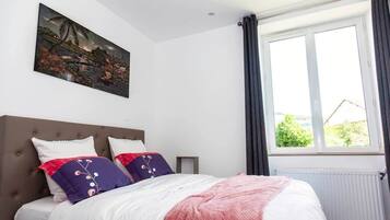 Iron/ironing board, WiFi, bed sheets
