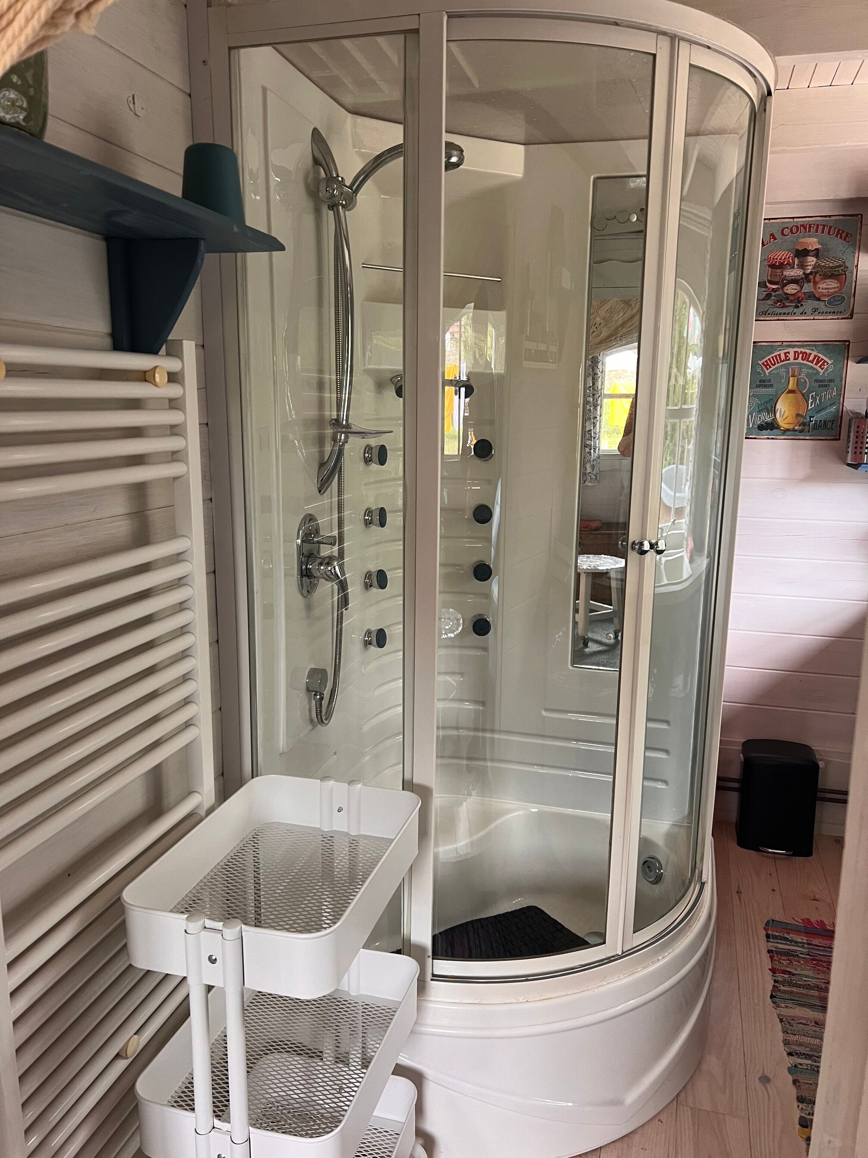 Een douche, een haardroger, handdoeken