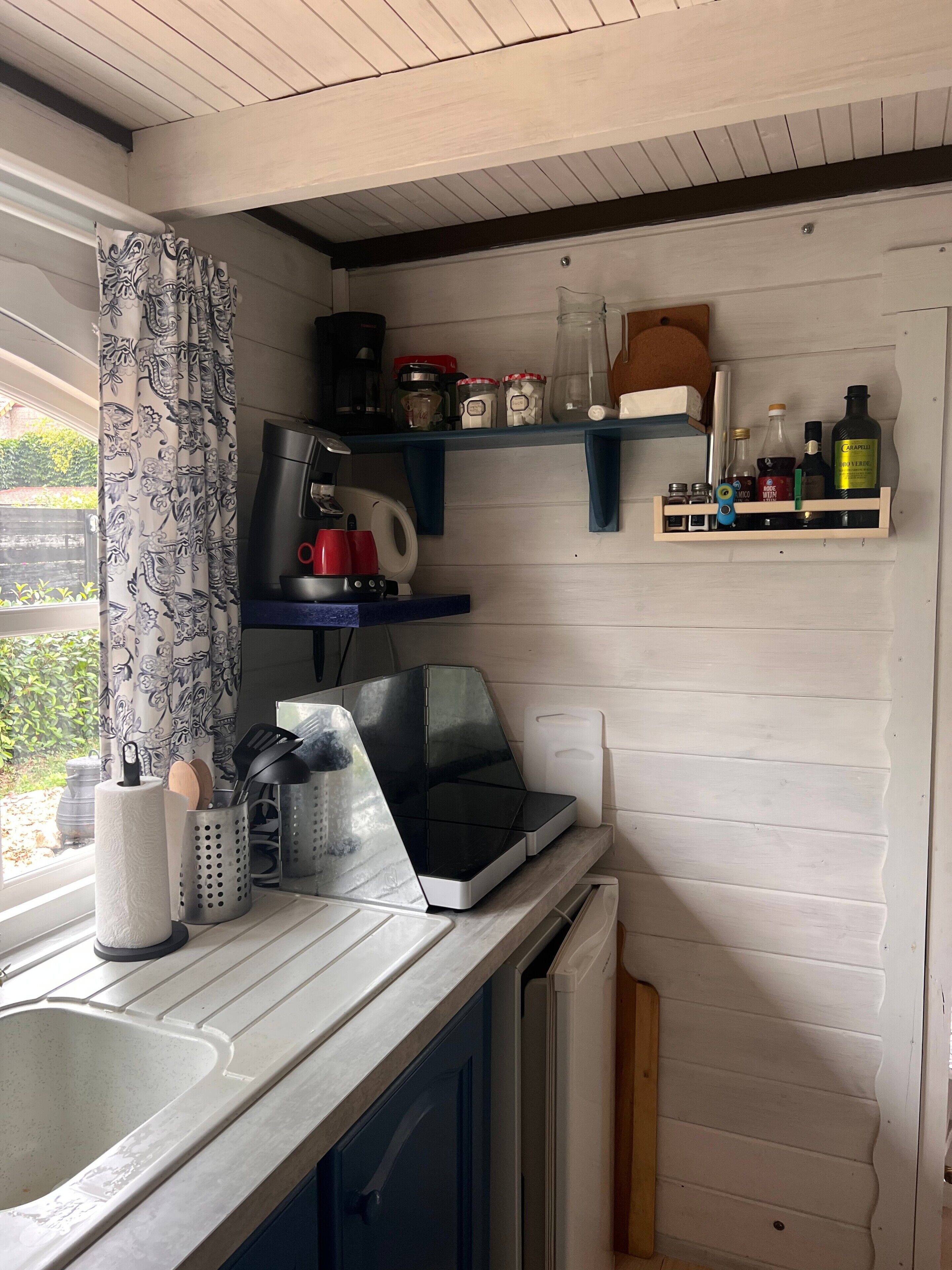Wasserkocher mit Kaffee-/Teezubehör, Kühlschrank, Herdplatte