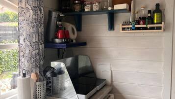 Wasserkocher mit Kaffee-/Teezubehör, Kühlschrank, Herdplatte
