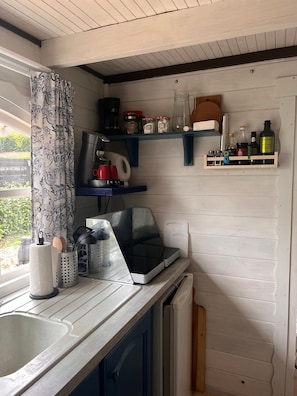 Cafetière-théière, réfrigérateur, surface de cuisson