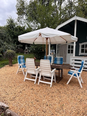 Outdoor dining - Chalet "Sans Souci" with Private Terrace, WiFi, and Air Conditioning (Ahun)