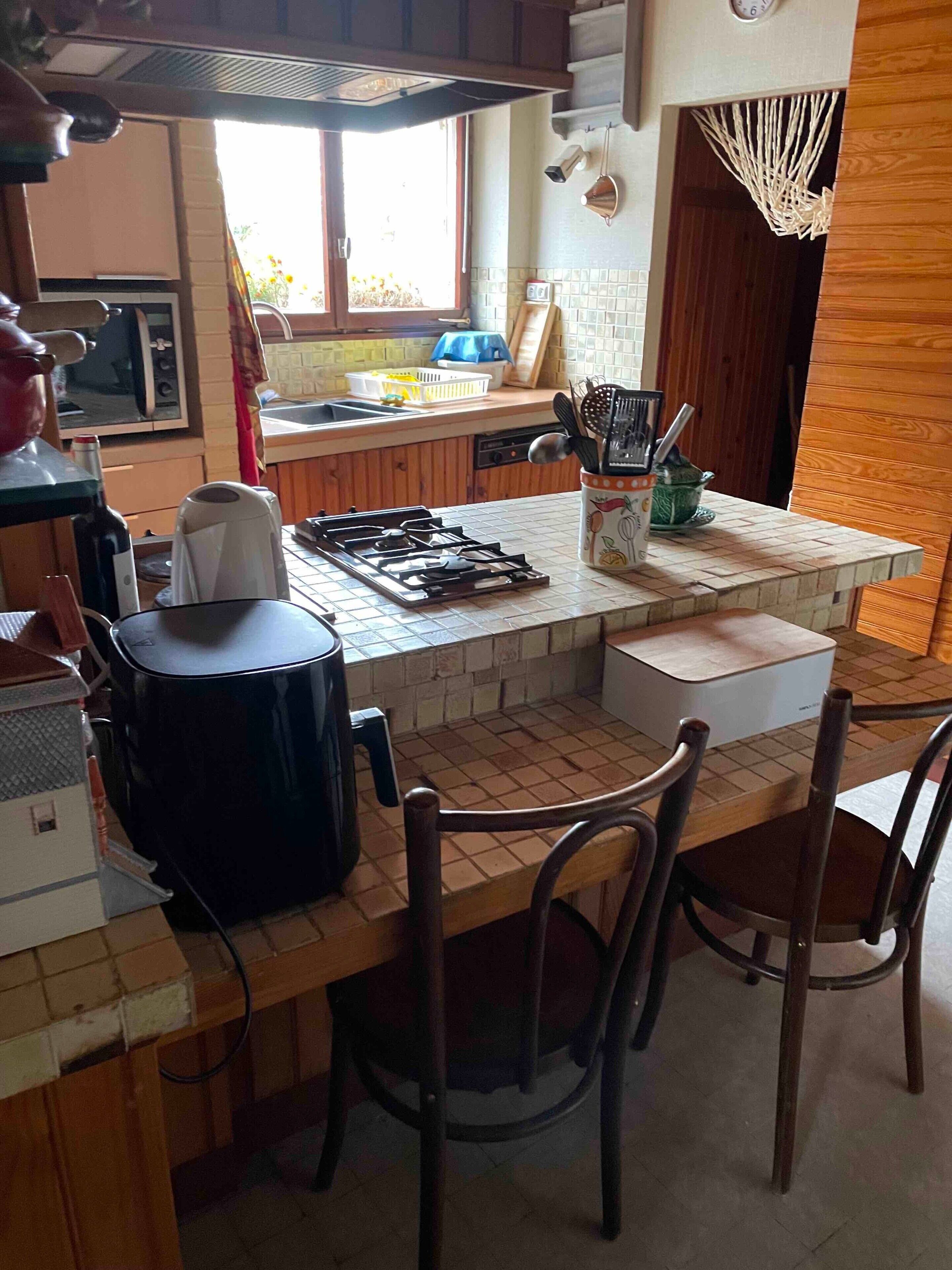 Cafetière/bouilloire, réfrigérateur, micro-ondes, four