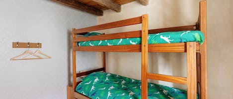 4 bedrooms, iron/ironing board, WiFi, bed sheets